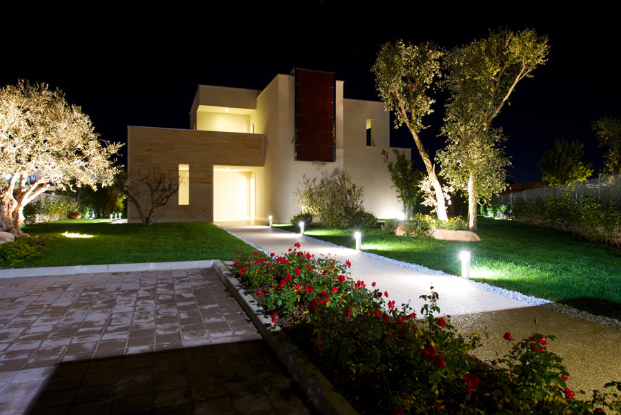 Villa di Parchitello Alta illuminata di sera e circondata dal giardino